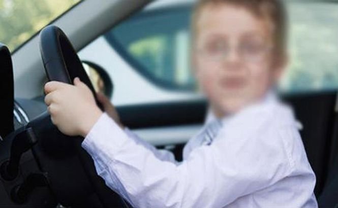 Un copil de 9 ani a preluat controlul maşinii in care se afla după ce bunicul său a murit la volan