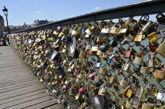 Iubire fără lacăte. Primăria din Paris cere îndrăgostiţilor să înlocuiască lacătele de pe podurile iubirii cu selfie-uri