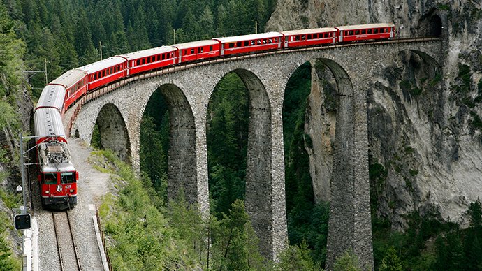 Un tren de pasageri a deraiat în Elveţia. Două vagoane atârnă suspendate într-o prăpastie
