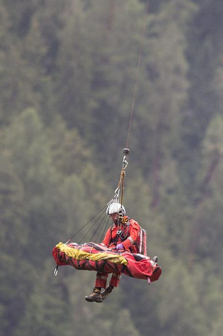 Un tren de pasageri a deraiat în Elveţia. Două vagoane atârnă suspendate într-o prăpastie 271572