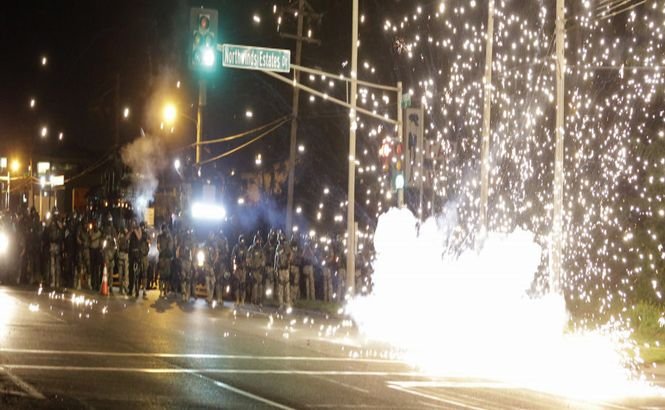 Tensiunile continuă pe străzile din Ferguson. Doi jurnalişti au fost arestaţi dintr-un McDonald's