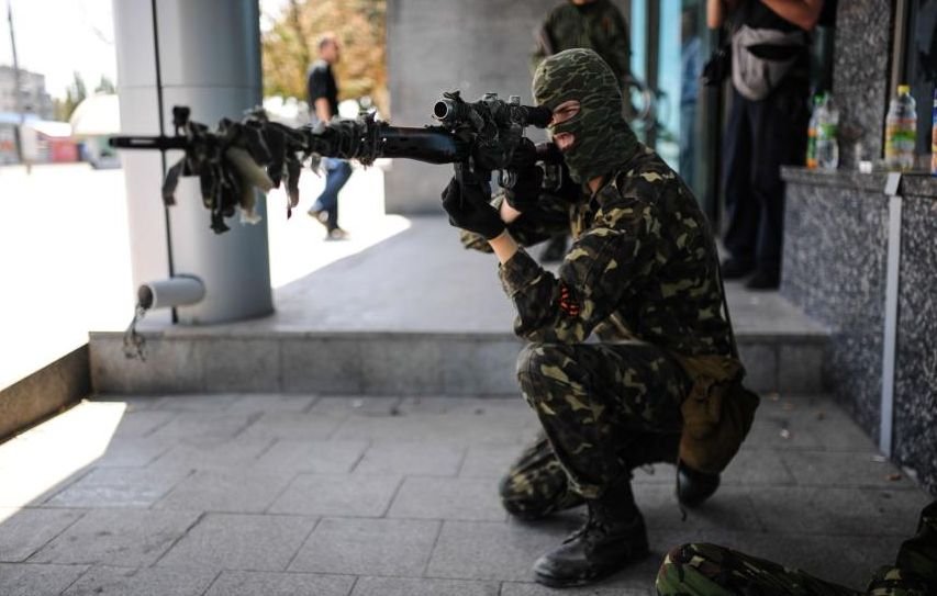 Tiruri intense de armament greu, în Doneţk. Locuitorii oraşului, sfătuiţi să nu iasă pe străzi