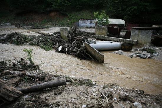 Cod galben de inundaţii pentru râuri din Bacău şi Covasna