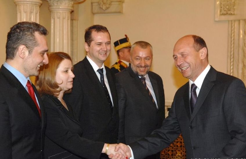 Consilierii prezidenţiali, hrăniţi de clientela lui Traian Băsescu. Câţi bani a încasat Sebastian Lăzăroiu, în 2005