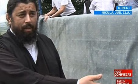 Jurnaliştii Antena 3, alungaţi de un preot din curtea Mănăstirii Nicula în timpul unei transmisiuni în direct