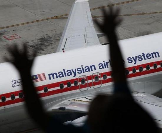 Două persoane au fost arestate, după ce au furat banii victimelor MH370
