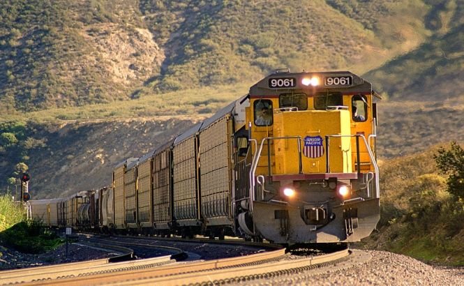 Două trenuri de marfă s-au ciocnit în sudul SUA. Ambele garnituri transportau substanţe chimice
