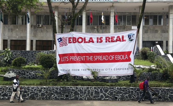 Sacrificiul suprem al medicilor şi infirmierilor care îi îngrijesc pe bolnavii de Ebola. Se expun unui pericol mortal şi sunt respinşi de propriile familii