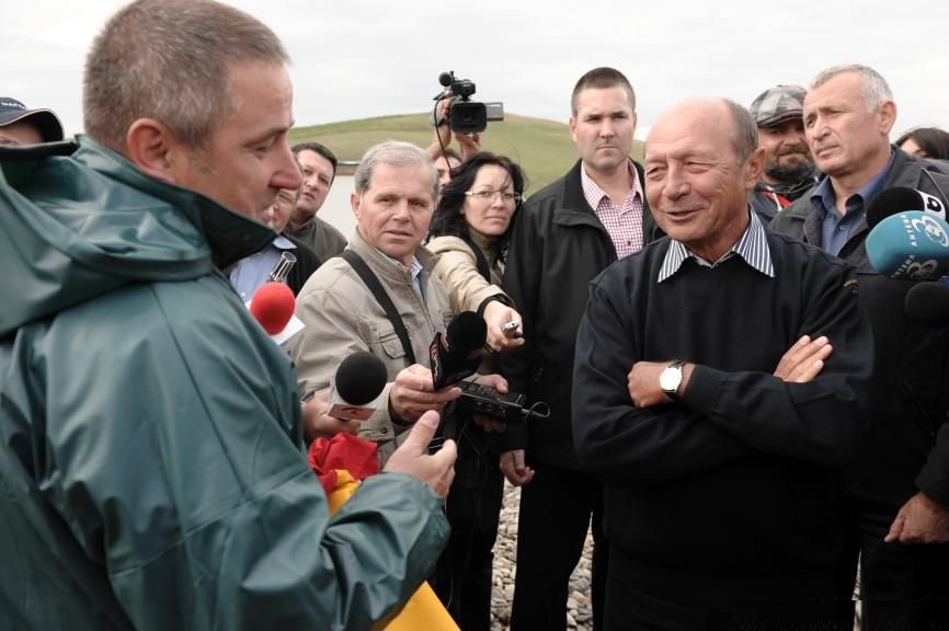 100 de minute: Băsescu se interesa la Blejnar de datoriile miliardarului Theodor Berna. Cum l-a ameninţat preşedintele pe afaceristul care a îndrăznit să conteste o licitaţie