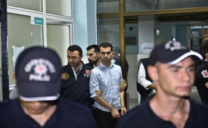 Zeci de poliţişti au fost arestaţi în Turcia