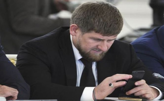 Ce se întâmplă când Ramzan Kadîrov îşi pierde telefonul? Se închide petrecerea şi 1000 de oameni sunt interogaţi până dimineaţa
