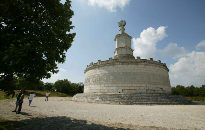 România la înălţime: Adamclisi, un impunător monument roman considerat biserică de către turci