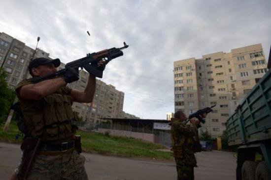 Separatiştii sunt aproape de a fi învinşi. Ucraina reia ofensiva în oraşele din est