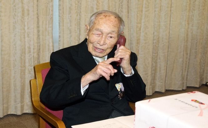 Un fost profesor japonez, care a prins ambele războaie mondiale, este declarat cel mai în vârstă bărbat din lume