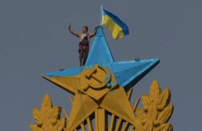 Bărbatul care i-a sfidat pe ruşi şi-a făcut un &quot;selfie&quot; în timp ce arbora steagul Ucrainei pe cea mai înaltă clădire din Moscova