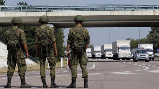 Convoiul umanitar rus, inspectat de poliţiştii de frontieră şi vameşii ucraineni
