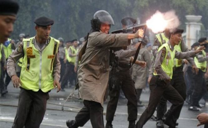 Indonezia. Poliţia a intervenit în forţă pentru dispersarea protestarilor din Jakarta