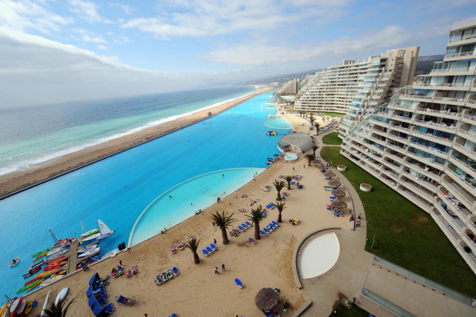 Vezi aici cum arată cea mai mare piscina din lume