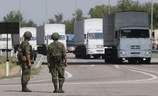 Moscova dezminte că vehicule din convoiul rus ar fi preluat echipamente militare din Ucraina