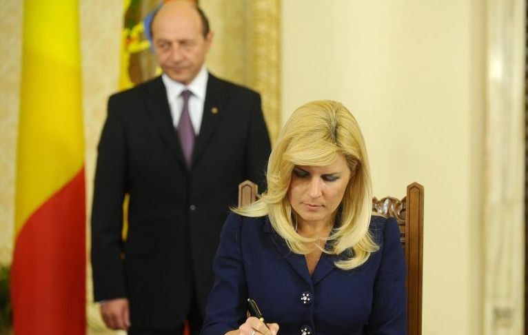 Simpatizanţii lui Băsescu se simt TRĂDAŢI de susţinerea preşedintelui pentru Elena Udrea