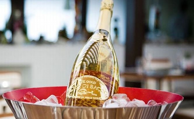 Cea mai scumpă sticlă de şampanie conţine foiţe de aur şi este decorată cu diamante. Preţul este AMEŢITOR!