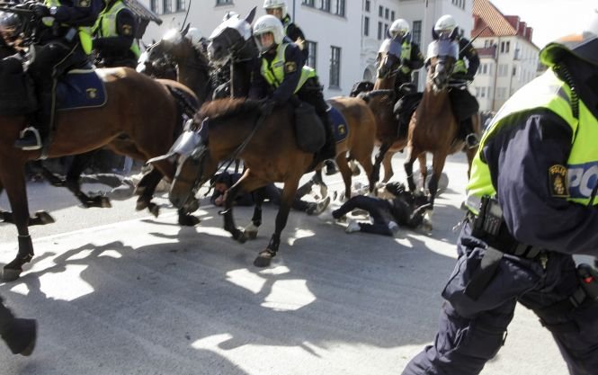 Proteste violente în Suedia. Cel puţin 10 oameni răniţi, după ce manifestanţi cu feţele acoperite au aruncat cu pietre