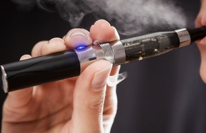OMS recomandă interzicerea consumului ţigărilor electronice în spaţiile publice închise