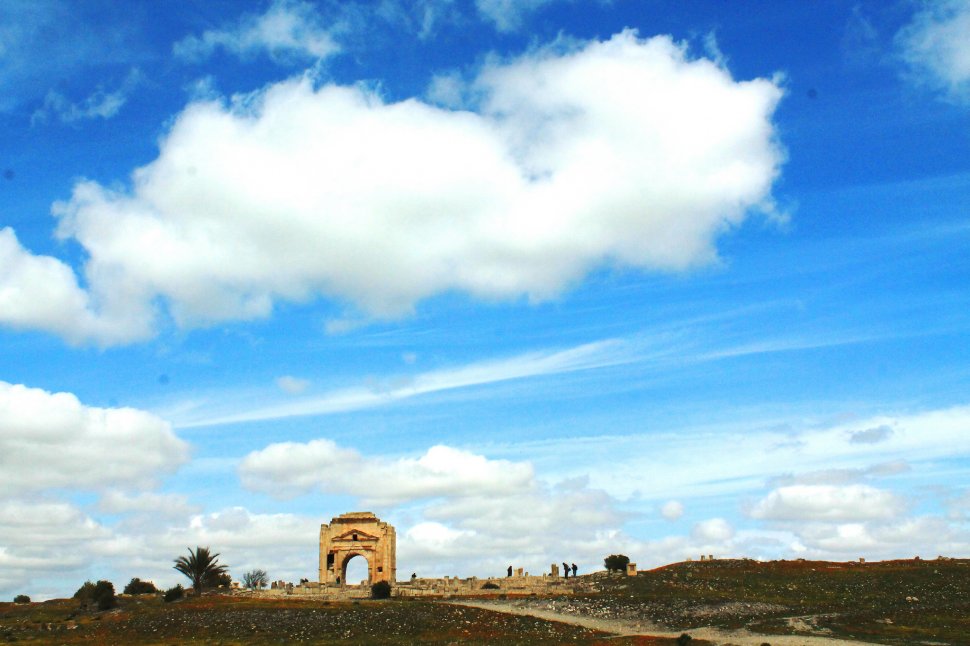 Viziteaza Arcul de Triumf, mandria orasului Makthar din Tunisia