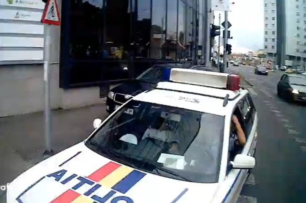Cum i-a surprins un biciclist din Bucureşti pe doi poliţişti de la Rutieră. Ce făceau agenţii în maşină, pe trecerea de pietoni