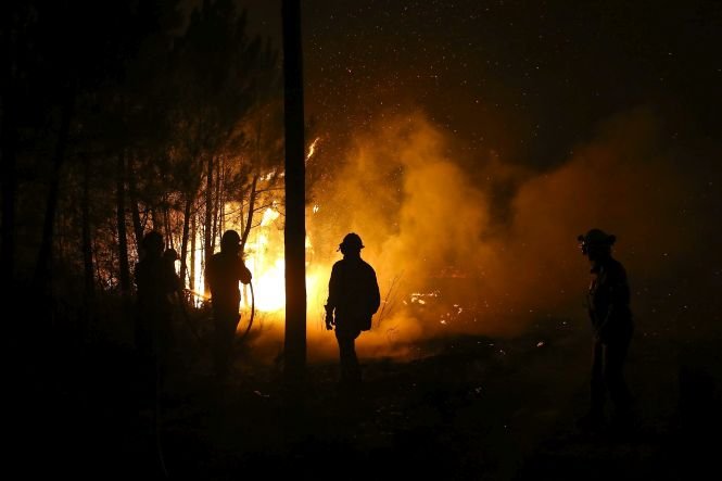 Peste 24 de ore de luptă cu focurile. Centrul Portugaliei, devastat de incendii. Galerie FOTO