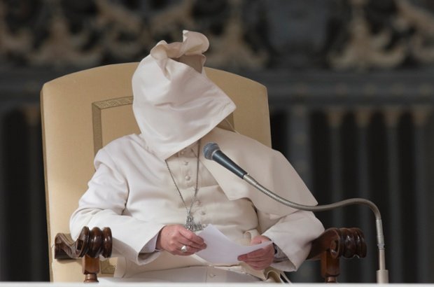Imaginile fac înconjurul lumii. &quot;Papa Francisc s-a jucat de-a v-aţi ascunselea&quot;. Vântul s-a jucat cu suveranul pontif