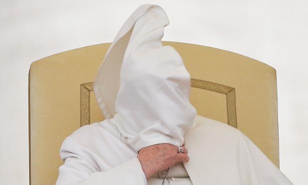 Imaginile fac înconjurul lumii. "Papa Francisc s-a jucat de-a v-aţi ascunselea". Vântul s-a jucat cu suveranul pontif 273266