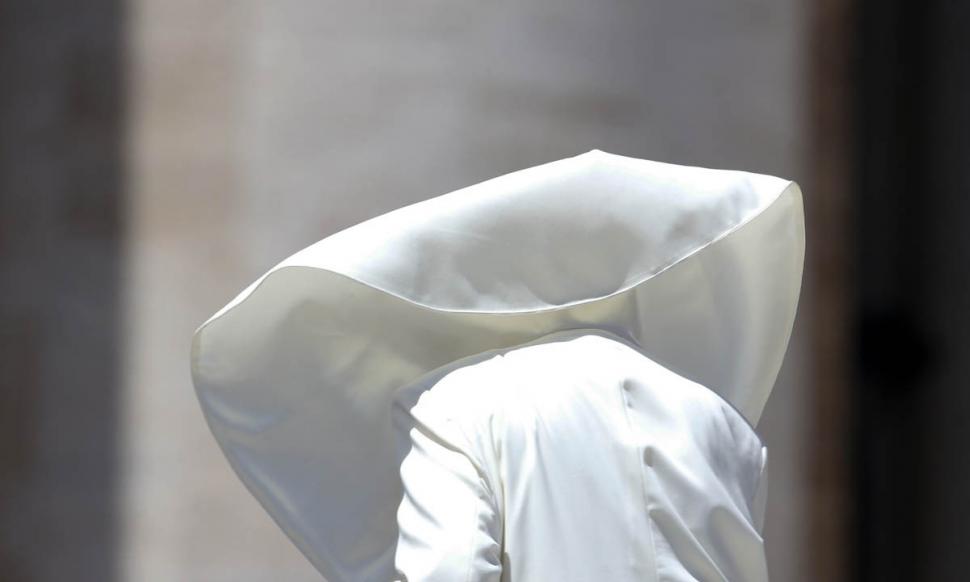 Imaginile fac înconjurul lumii. "Papa Francisc s-a jucat de-a v-aţi ascunselea". Vântul s-a jucat cu suveranul pontif 273268