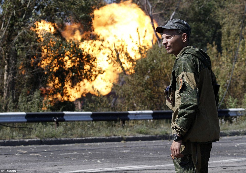Şcoală cuprinsă de flăcări la Doneţk, în urma unor tiruri de artilerie