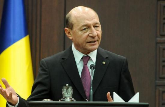 Băsescu: Susţin sprijinirea Ucrainei cu armament. Armata ucraineană s-a săturat de câte căşti şi arme neletale le-au fost trimise