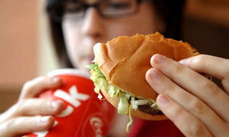 Ce se întâmplă în organismul tău când consumi fast food. Cercetătorii sunt ÎNGRIJORAŢI. Iată rezultatele unui studiu