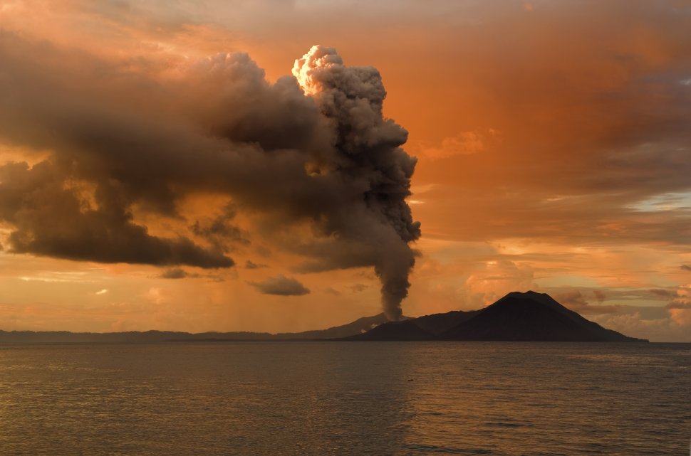 Sate evacuate în urma erupţiei unui vulcan, în Papua Noua Guinee
