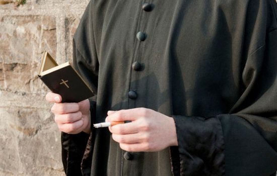 Un preot din Cluj a fost trimis o lună la mănăstire, după ce a băut alcool şi a bătut un tânăr pe stradă