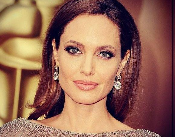 Cum arată ROCHIA de mireasă pe care Angelina Jolie a purtat-o în ziua nunţii. &quot;Trebuie neapărat să vedeţi spatele&quot;