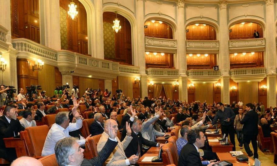 Parlamentarii români riscă până la cinci ani de închisoare, potrivit unui articol din Codul Penal