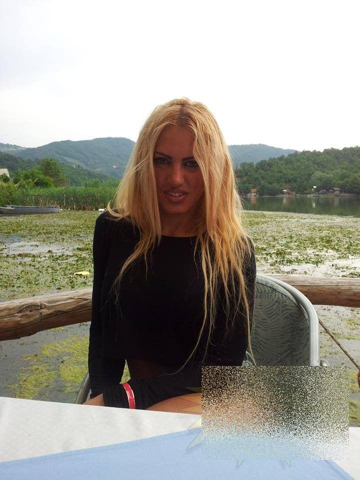 Când au fost întrebaţi ce profesie are această blondă niciun bărbat n-a ghicit. "Nu m-aş fi gândit la asta nici într-o mie de ani" 274005