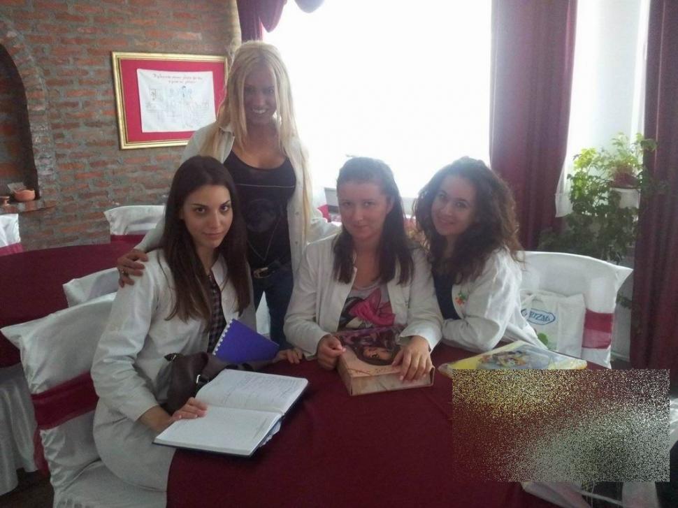 Când au fost întrebaţi ce profesie are această blondă niciun bărbat n-a ghicit. "Nu m-aş fi gândit la asta nici într-o mie de ani" 274007