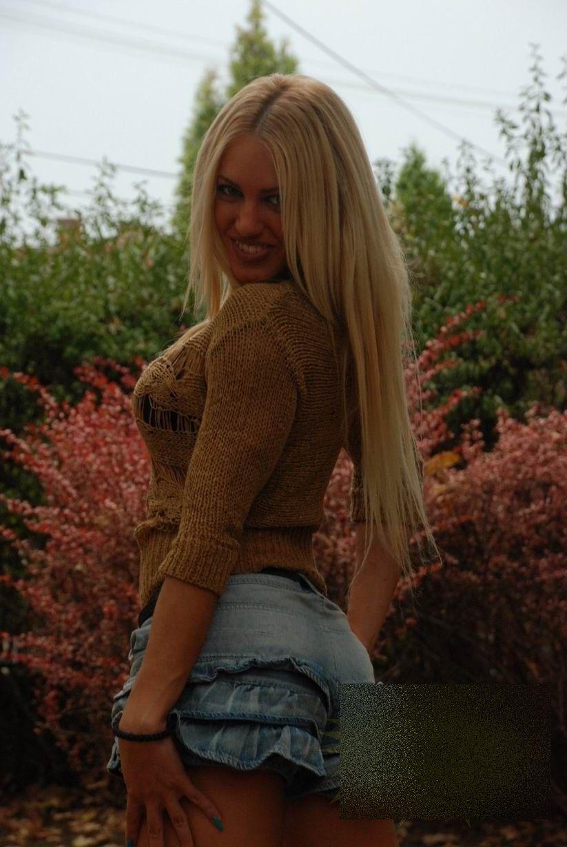 Când au fost întrebaţi ce profesie are această blondă niciun bărbat n-a ghicit. "Nu m-aş fi gândit la asta nici într-o mie de ani" 274012