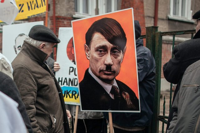 &quot;Să fim sinceri, asemănarea este izbitoare&quot;. Presa din Ucraina îl compară pe Putin cu Hitler. INFOGRAFIC