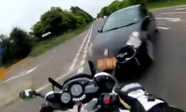Imagini cutremurătoare! Şi-a filmat propria moarte. Un motociclist care mergea cu 156 km/h, spulberat de o maşină