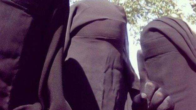 Părinţii acestei tinere din Scoţia sunt disperaţi: "Fiica noastră de 20 de ani s-a transformat în TERORIST". Transformarea şocantă a tinerei care a aderat la SI 274334