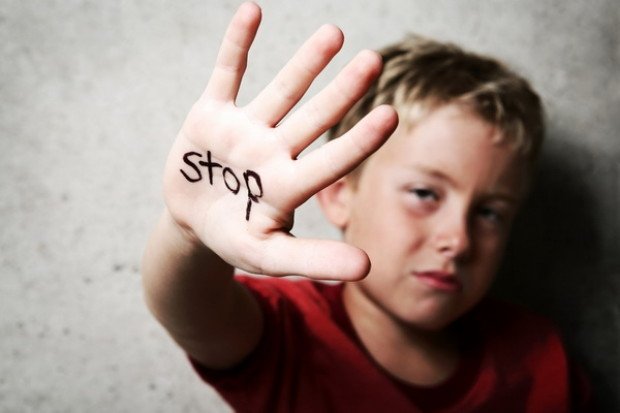 România, pe primul loc în Europa la violenţa asupra copiilor. Un copil din zece devine VICTIMĂ