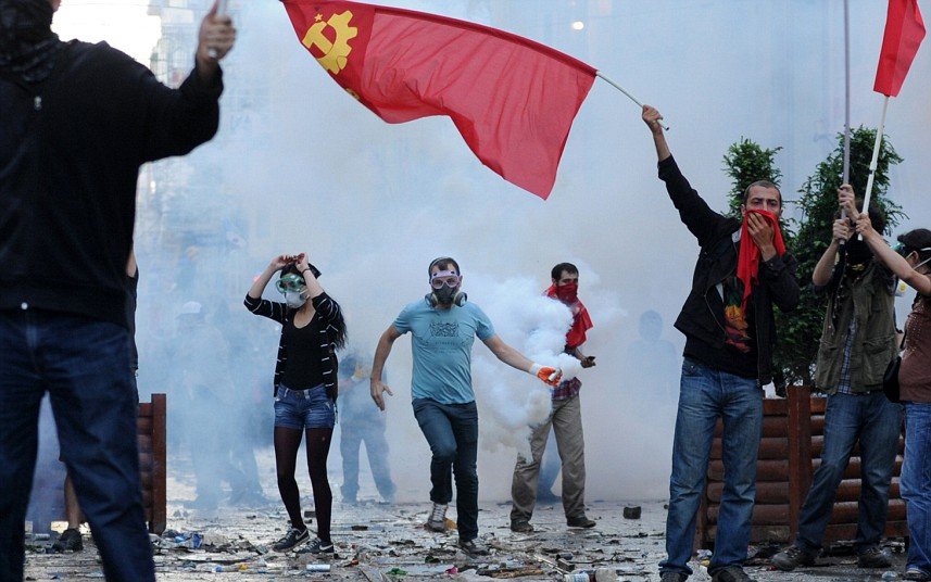 Manifestaţii violente la Istanbul, în urma decesului a zece muncitori turci. &quot;Acesta nu este un accident, este o crimă!&quot;