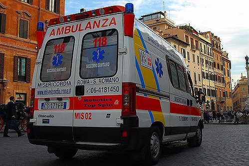 Un român din Italia, abandonat în stare gravă în faţa unui spital. Indivizii care l-au adus au dispărut imediat