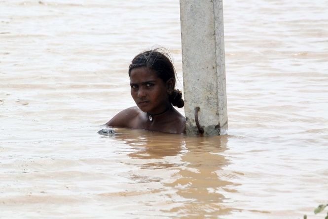 Bilanţul inundaţiilor din India şi Pakistan: Peste 400 de morţi şi 400.000 de oameni blocaţi de ape
